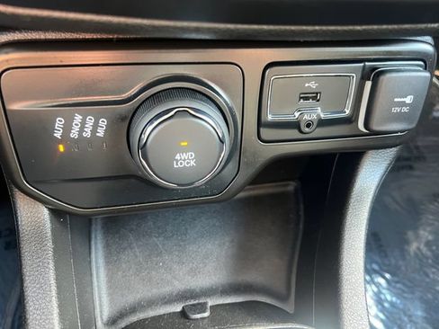 Used 2021 Jeep Renegade Latitude AWD/4WD image 21