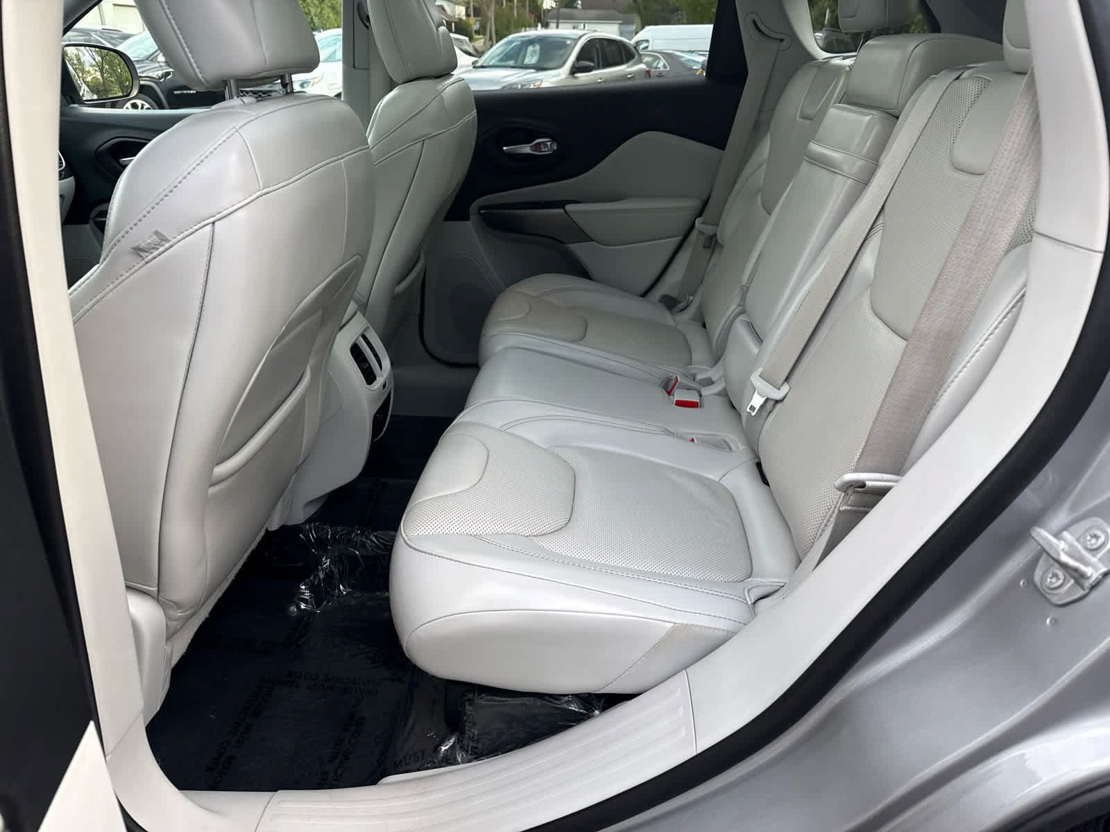 Used 2019 Jeep Cherokee Limited w/ Luxury Group AWD/4WD image 13