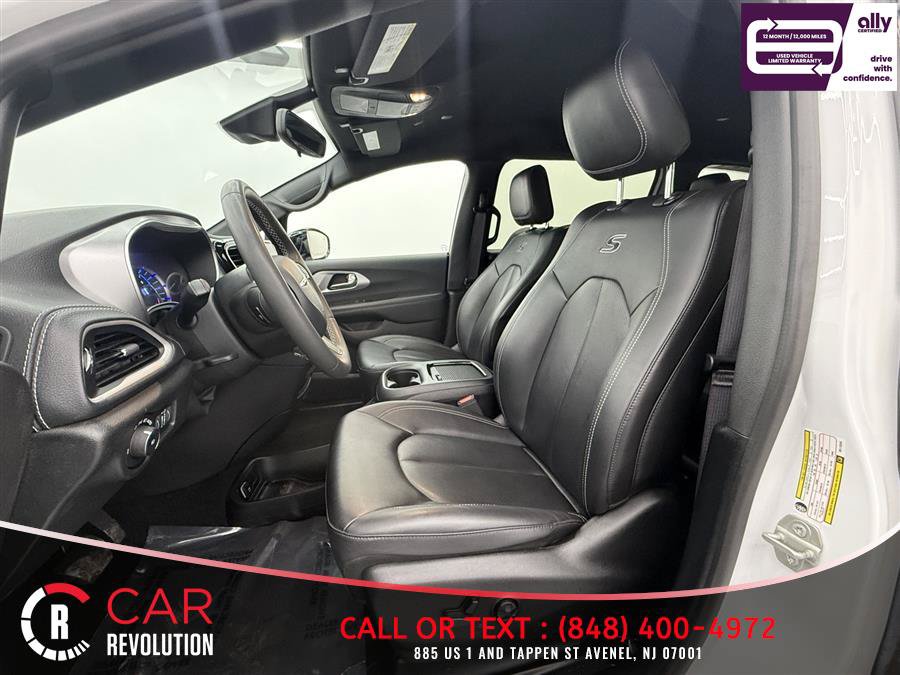 Used 2024 Chrysler Pacifica Limited FWD image 13