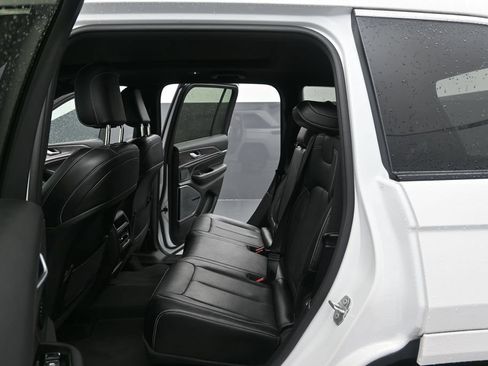 Used 2023 Jeep Grand Cherokee Overland AWD/4WD image 15