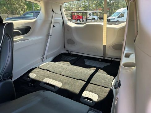 Used 2023 Chrysler Pacifica Limited FWD image 21