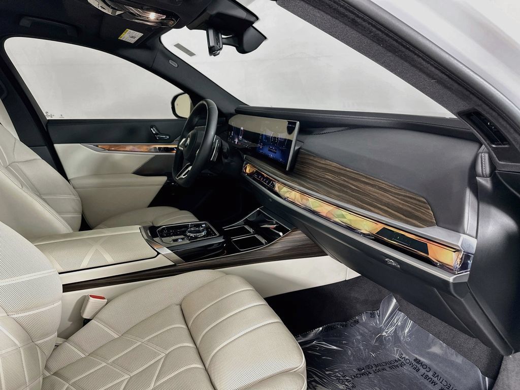Used 2024 BMW 760i xDrive w/ Premium Package 2 AWD/4WD image 30