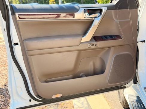 Used 2019 Lexus GX 460 Luxury AWD/4WD image 25