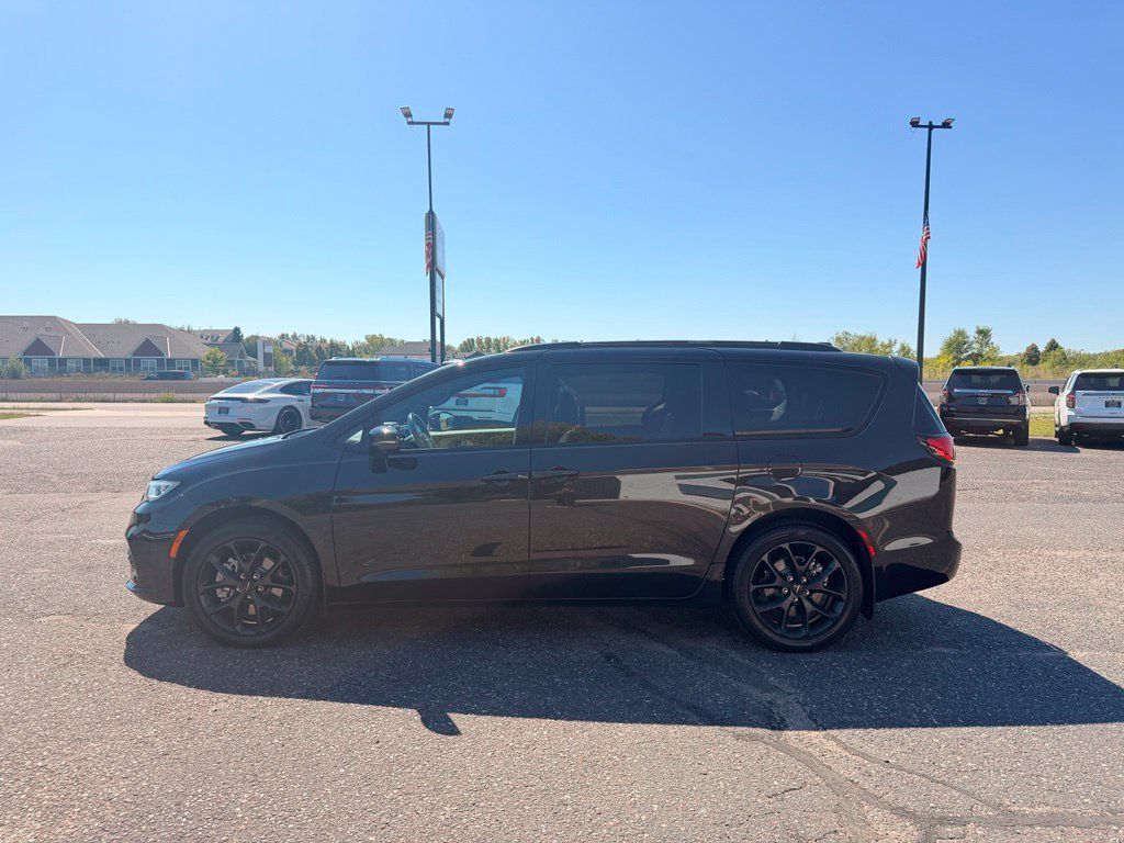 Used 2021 Chrysler Pacifica Touring-L w/ Uconnect Theater Family Group AWD/4WD image 9