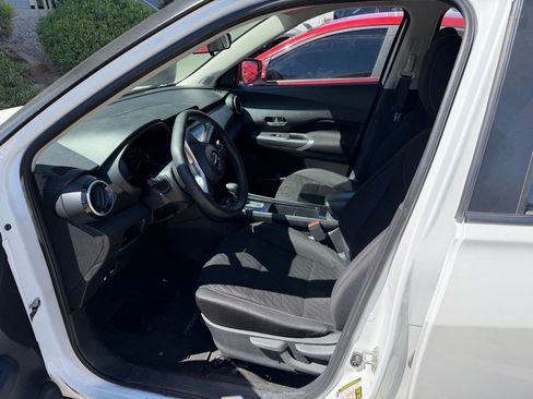 Used 2021 Nissan Kicks SV image 4