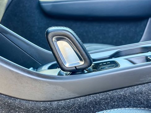 Used 2021 Volvo XC40 T5 Momentum image 21