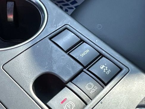 Used 2023 Toyota Highlander XLE FWD image 23