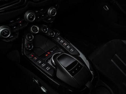 Used 2021 Aston Martin V8 Vantage Coupe RWD image 9