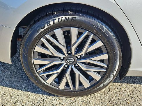 Used 2024 Nissan Altima 2.5 SV FWD image 5