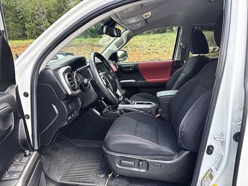 Certified 2022 Toyota Tacoma SR5 AWD/4WD image 11