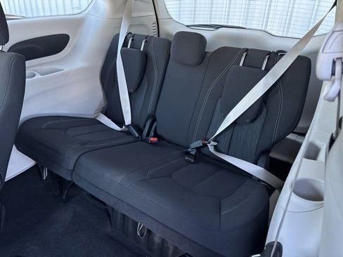 Used 2022 Chrysler Voyager LX image 17