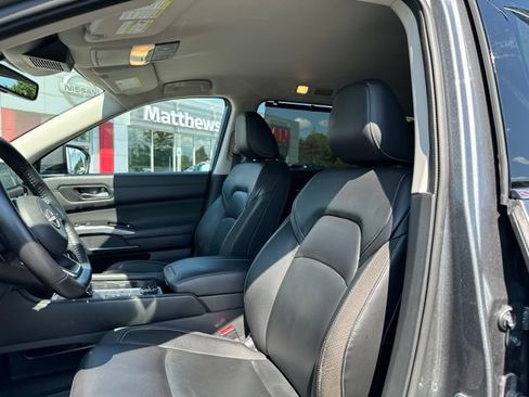 Used 2023 Nissan Pathfinder SL AWD/4WD image 12