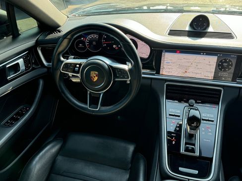 Used 2018 Porsche Panamera 4 image 18