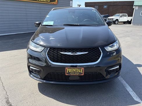 Used 2025 Chrysler Pacifica Select FWD image 3