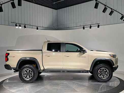 Used 2024 Chevrolet Colorado ZR2 w/ Technology Package AWD/4WD image 10