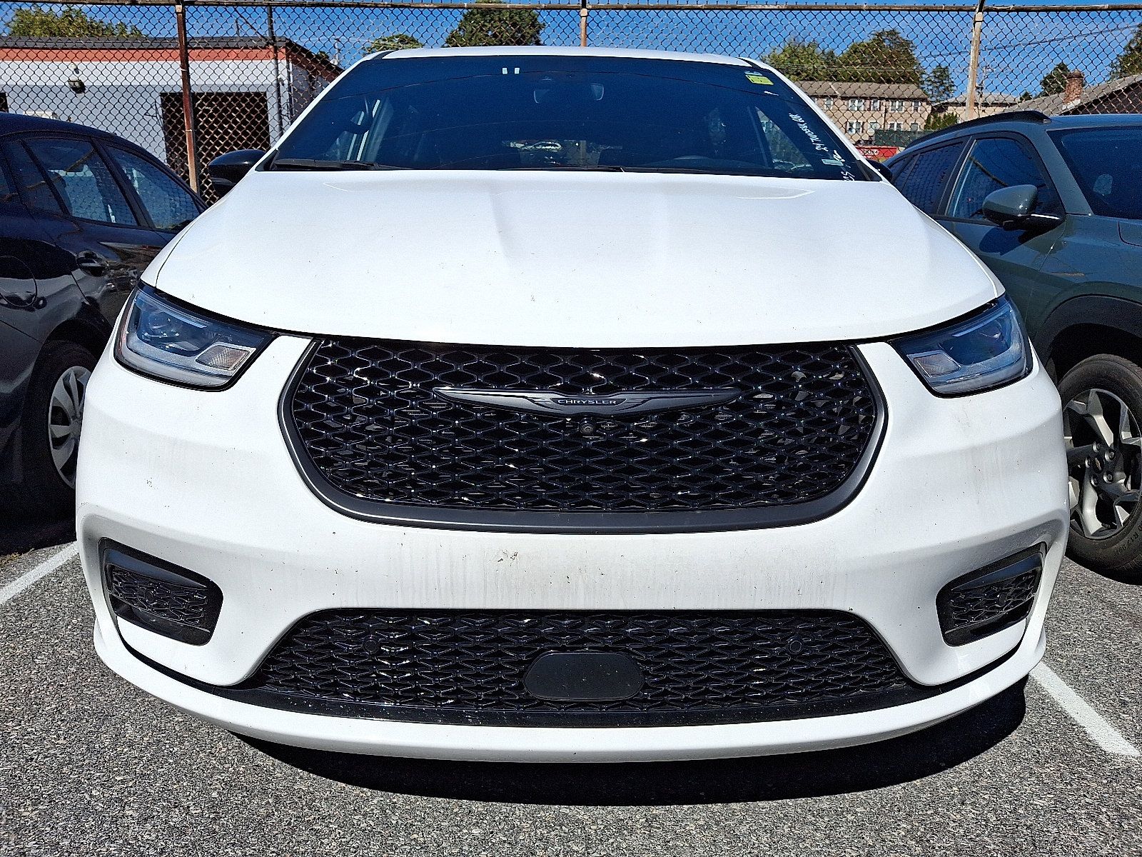 Used 2024 Chrysler Pacifica Limited FWD image 2