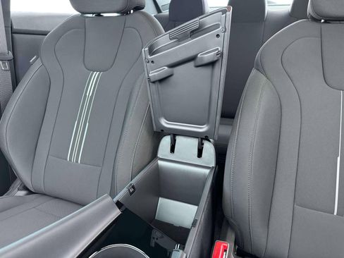 New 2025 Hyundai Elantra SEL image 18