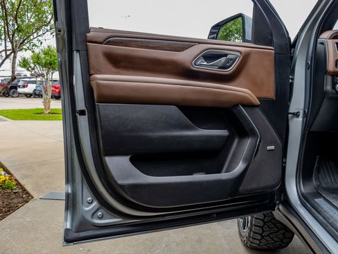 Used 2024 Chevrolet Suburban High Country image 37