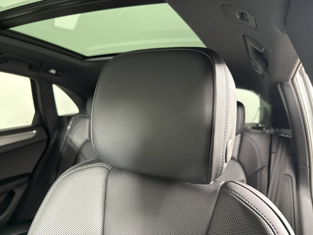 Certified 2025 Porsche Macan AWD/4WD image 40