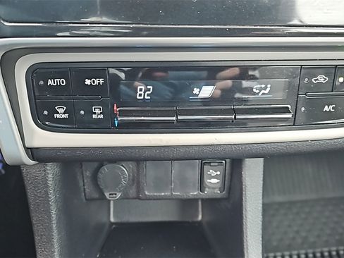 Used 2018 Toyota Corolla LE image 19