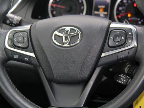 Used 2017 Toyota Camry SE image 12