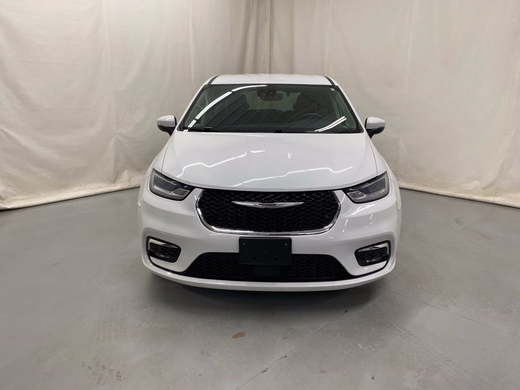 Used 2023 Chrysler Pacifica Touring-L FWD image 3
