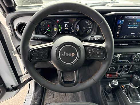 Used 2024 Jeep Wrangler Willys image 17