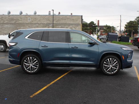 Used 2025 Buick Enclave Avenir w/ LPO, Floor Liner Package AWD/4WD image 4