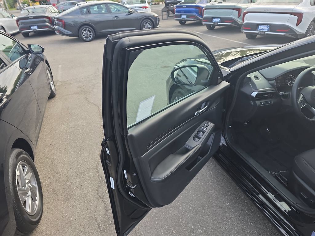 Used 2025 Nissan Altima 2.5 SV FWD image 10