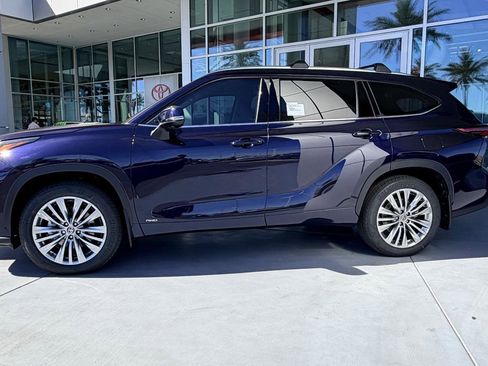 New 2026 Toyota Highlander Platinum image 3