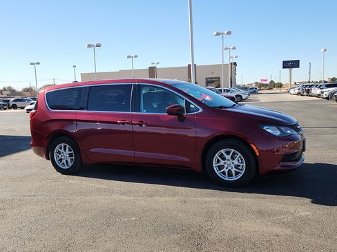 Used 2023 Chrysler Voyager LX image 8