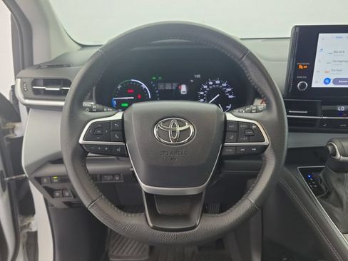 Used 2025 Toyota Sienna XLE FWD image 24
