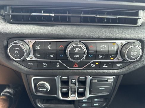 New 2025 Jeep Gladiator Sport image 4