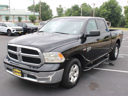 Used 2021 RAM 1500 Classic SLT AWD/4WD image 4