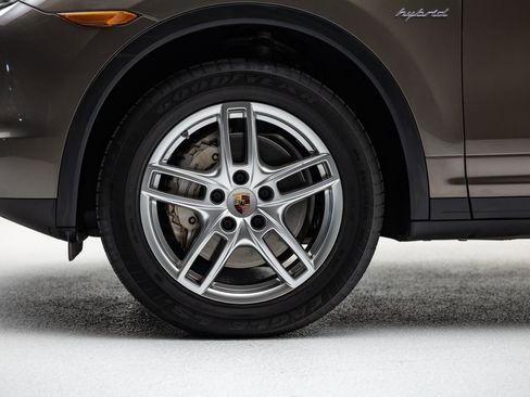 Used 2014 Porsche Cayenne S image 16