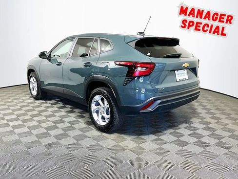 Used 2025 Chevrolet Trax LS w/ LS Convenience Package FWD image 6