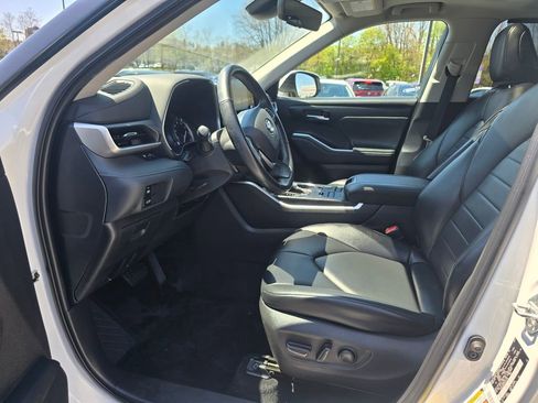 Used 2022 Toyota Highlander XLE AWD/4WD image 15