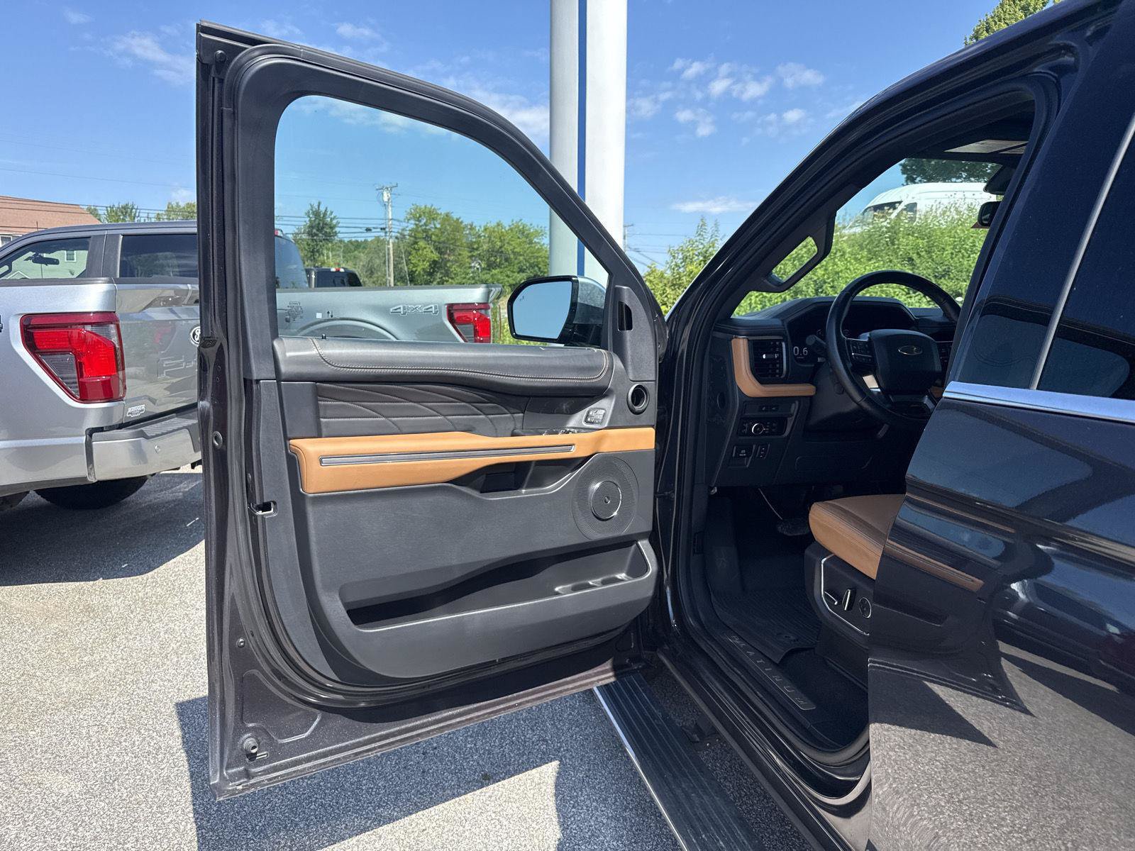 Used 2024 Ford Expedition Platinum AWD/4WD image 9