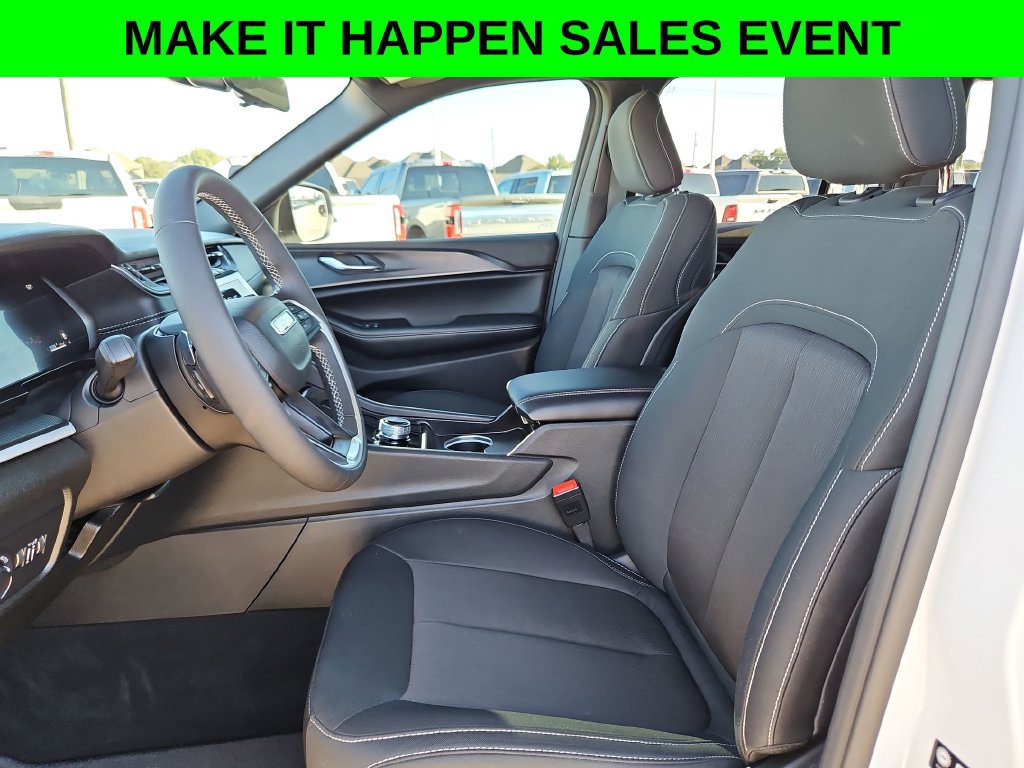 Used 2025 Jeep Grand Cherokee Laredo X RWD image 9