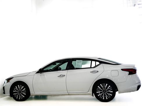 Used 2025 Nissan Altima 2.5 SV FWD image 5