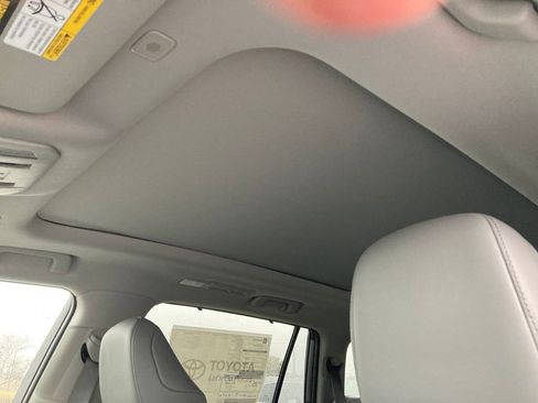 New 2026 Toyota Highlander Platinum image 8