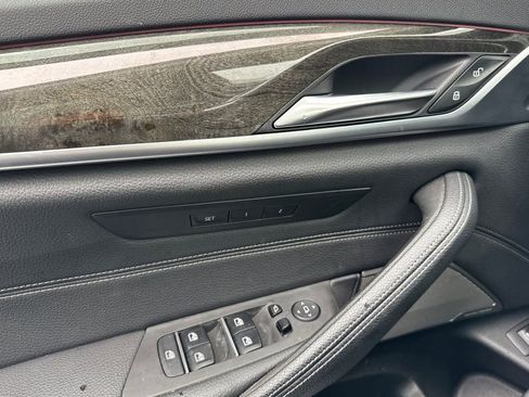 Used 2023 BMW 530e xDrive w/ Premium Package image 10