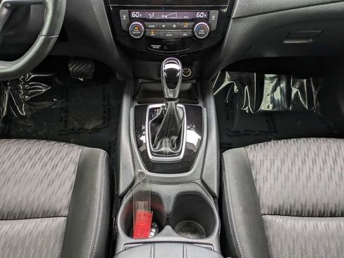 Used 2018 Nissan Rogue SV w/ Premium Package FWD image 19
