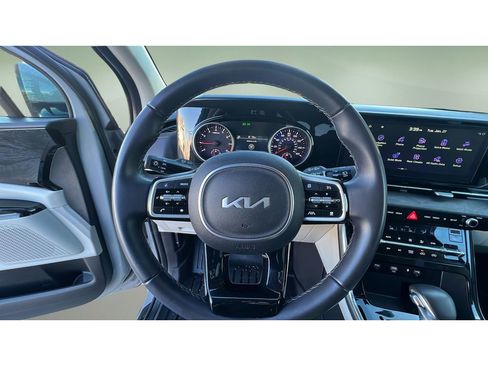 Used 2024 Kia Carnival EX image 22