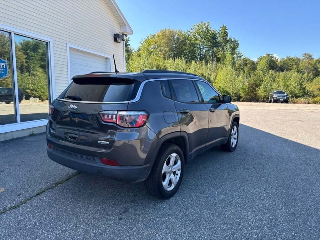 Used 2018 Jeep Compass Latitude w/ Cold Weather Group AWD/4WD image 5