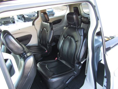 Used 2023 Chrysler Pacifica Touring-L image 5