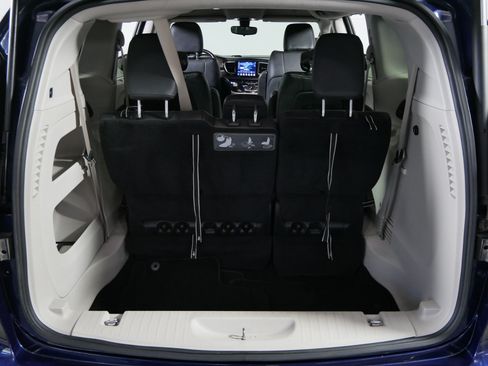 Used 2018 Chrysler Pacifica Touring-L w/ Premium Audio Group FWD image 18
