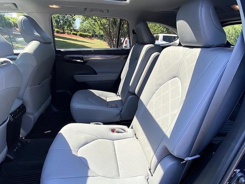 Certified 2021 Toyota Highlander Platinum AWD/4WD image 11