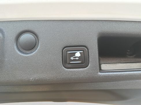 Used 2018 Chevrolet Equinox LT FWD image 27