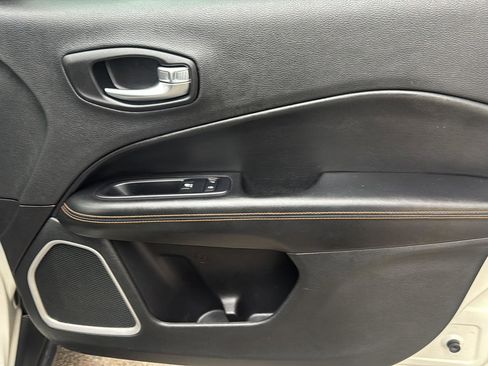 Used 2018 Jeep Compass Limited image 31